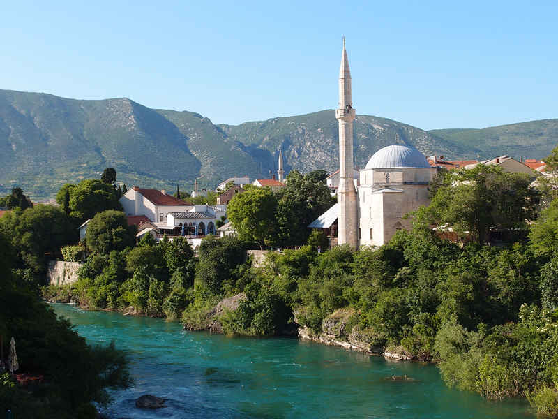 Das Ufer der Neretva in Mostar